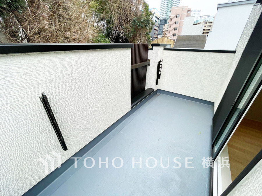 バルコニーは開放的な空間を演出しながら、プライベート性も確保された空間です。
