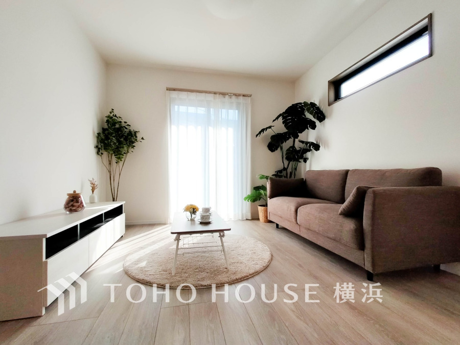 柔らかな光が広がり、デザインされた美しい内装が織り成す家族の集う場所。楽しい会話やさまざまな時が織りなすご家族の時間が丁寧に紡がれていく大切な空間。