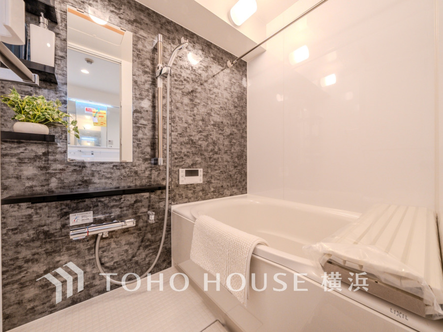 モダンなデザインのバスルームは、快適な入浴時間を演出する充実の設備と清潔感あふれる空間です。