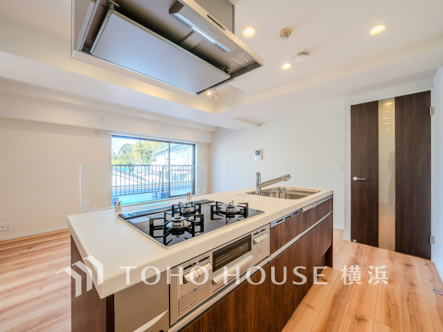 お洒落なアイランド型キッチンを採用し、リビングと一体感のある空間に。
