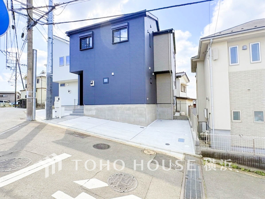 住む人を映し出す洗練された佇まいは、いつまでも輝き続けながらいつしか街の風景に溶け込んでいきます。