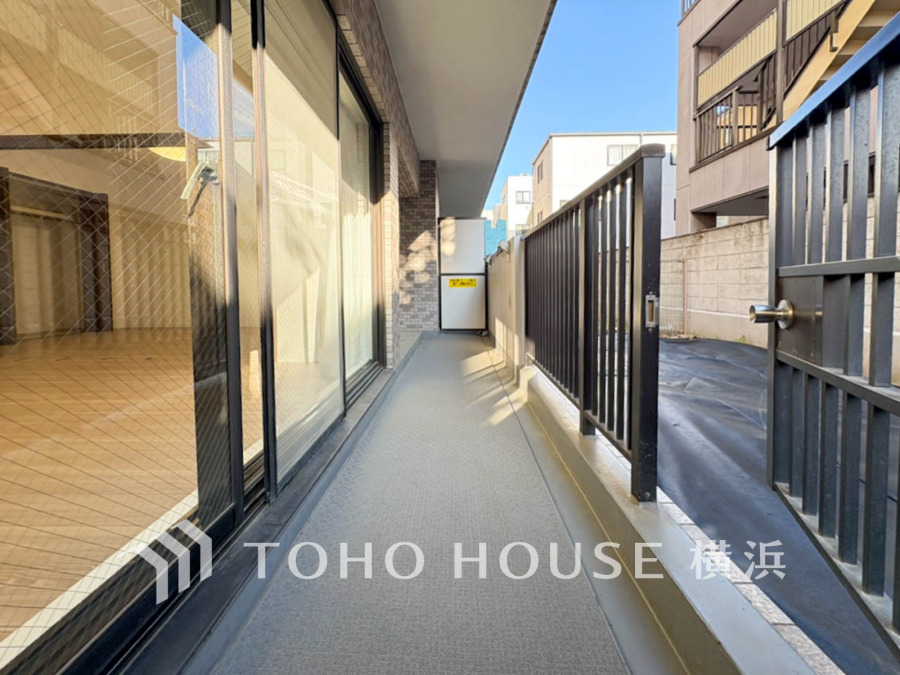 暮らしの中で光と風を演出してくれるバルコニー、見事なまでの開放的な空間を演出しながら、プライベート性も確保された空間は我が家の自慢。