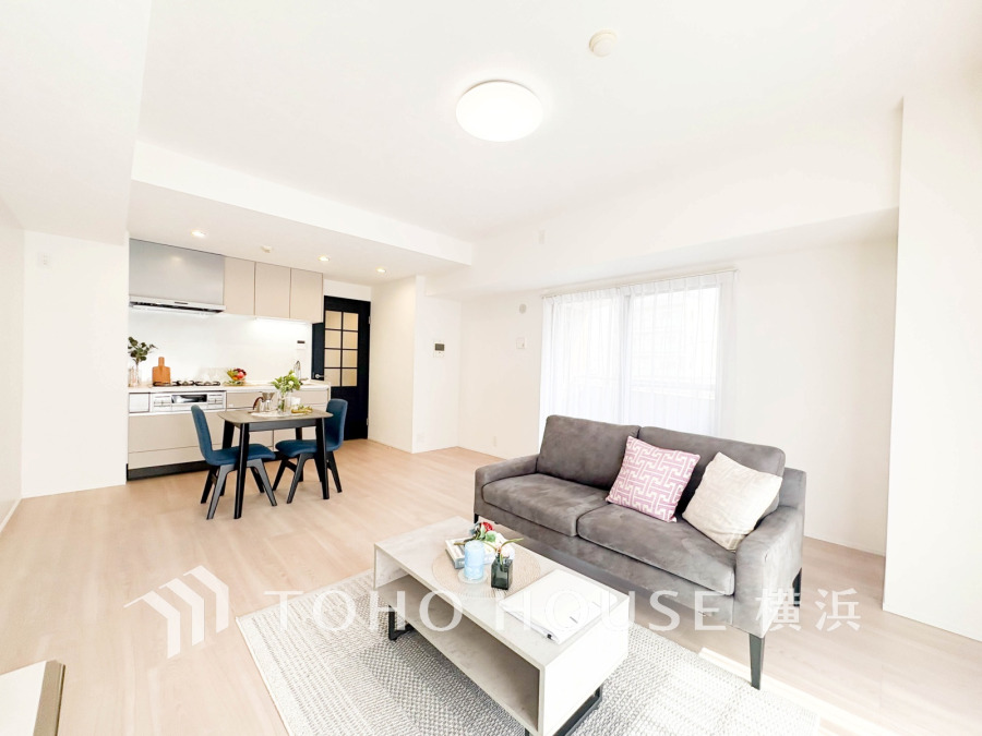 ここにはみんなが集い、食事と楽しい会話が始まる。話に夢中になりすぎて、ついつい時を忘れてしまう。そんな束の間の幸せを感じさせてくれる場所。