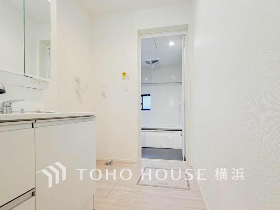 十分な大きさの洗面台は収納もさる事ながら、身だしなみチェックや歯磨きなど、朝の慌ただしい時間でもホテルライクなスペースで余裕とゆとりを感じて頂けます。