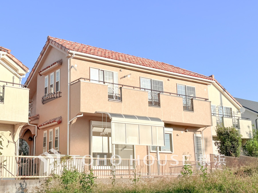 時代の流れに惑わされないシックなカラートーンで街並みに溶け込む外観は、主張し過ぎず、また平凡になり過ぎず絶妙なコントラストで輝きを放ちます。