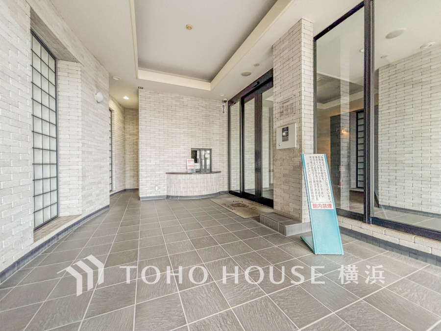 エントランスは毎日の行き帰りで使う大事な空間です。明るい基調で華やかなデザインなので、毎日も気持ちよく、またご友人なども素敵に迎え入れられます。 