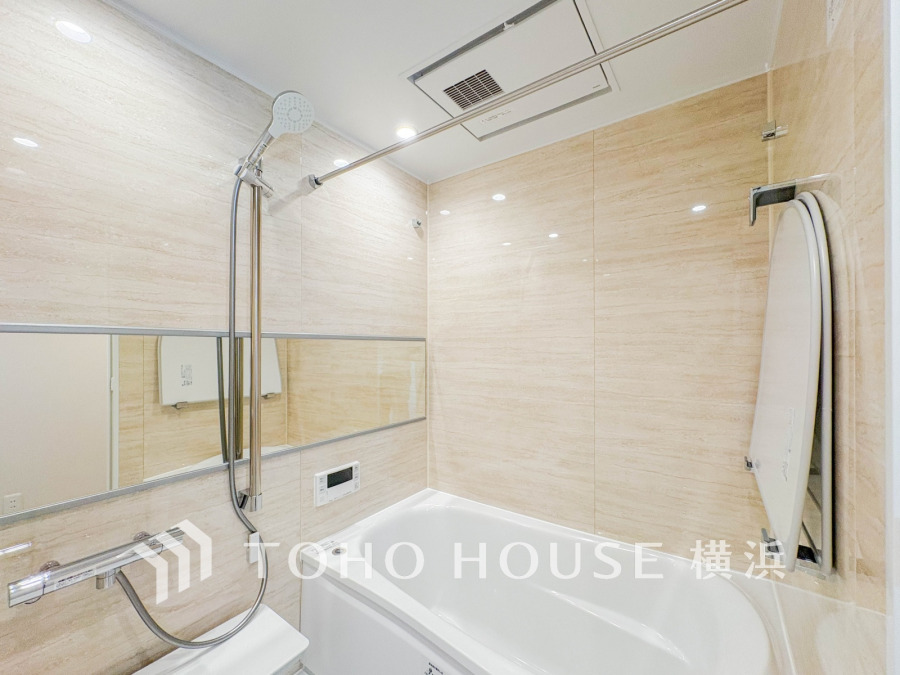 快適な使い心地とゆとりある空間が1日の疲れを解きほぐすバスルーム。空間も浴槽もゆったりのびのび使えるゆとり設計。広く感じるゆとり設計で快適なリラックスタイムを過ごせます。