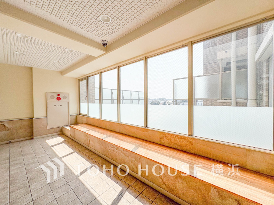 窓からたっぷりと陽光が差し込む、心地よい光に包まれるエントランス。
