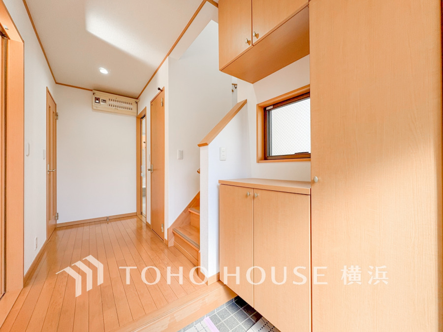 居住者の帰り、訪れる方を優しく迎え、やすらぎに満ちた生活空間を予感させる。健やかな暮らしを楽しめそう。