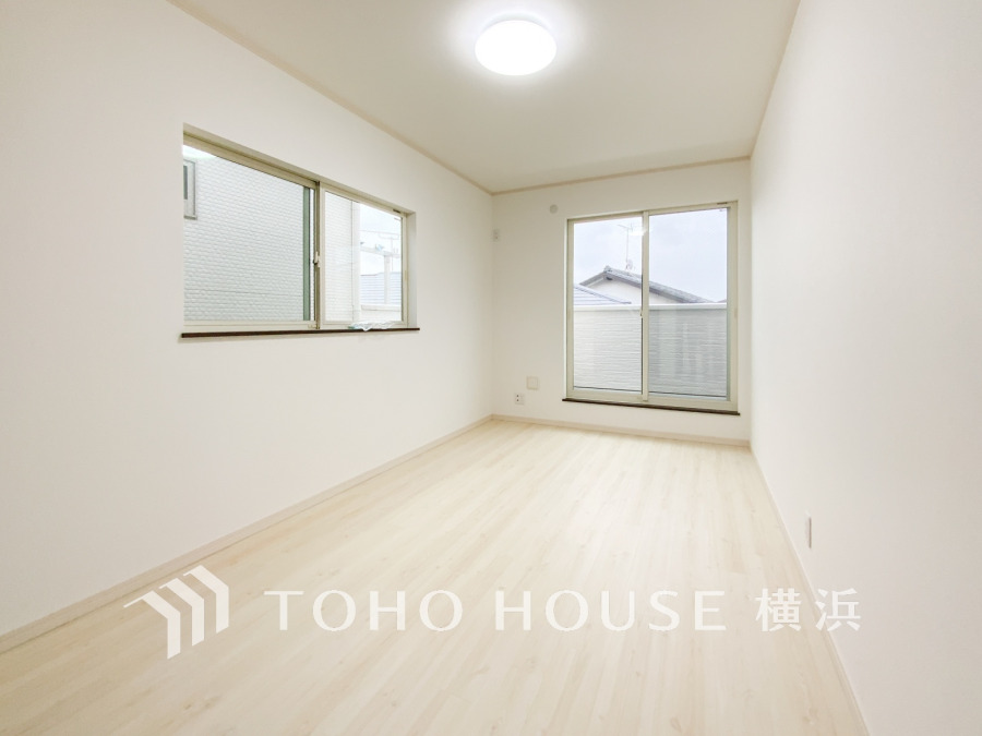 大きな窓からたっぷりと陽光が注がれる明るい空間。家族の成長に対応できる永住仕様の間取り。時を忘れて過ごす場所として過ごせるお部屋。