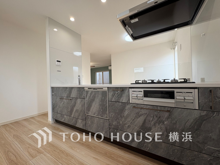 内装の主役でもあり、日常活躍する重要な水回りでもあるからこそ機能性・デザイン性に力を入れております。お手入れのしやすいシステムキッチンを採用しております。