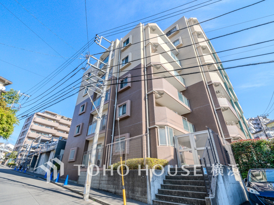 ふりそそぐ陽射しと開放的な空間形成。青空を背景に更なる美しさを醸す佇まい。暖かな陽光と爽やかな風がハーモニーを奏でる上質な空間を愉しむ暮らしがここにある。