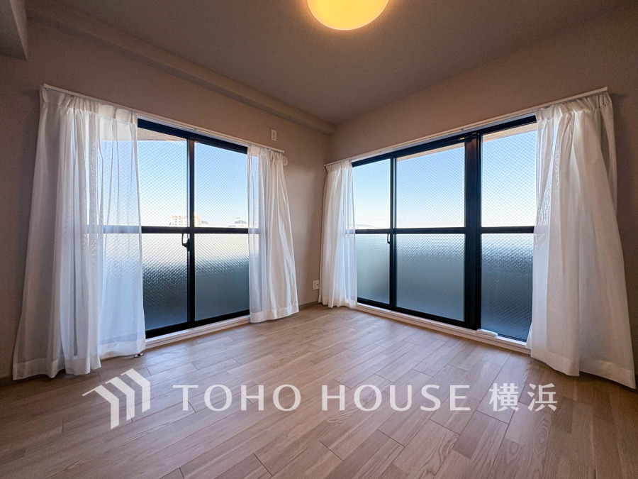 角部屋ならではの二面採光で明るく風通し良好な快適空間。シンプルで使いやすい居室です。