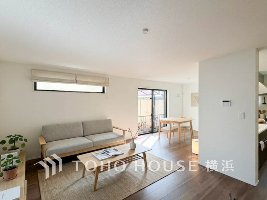 和やかで洗練された空間演出。寛ぎとコミュニケーションを育む場所。柔らかな陽射しが広がり、室内に開放感と爽快感をもたらします。（家具・装飾品はAI加工です）