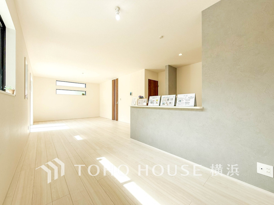 明るく開放的な空間が広がるLDK。室内には豊かな陽光が注ぎ込み、爽やかな住空間を演出。
