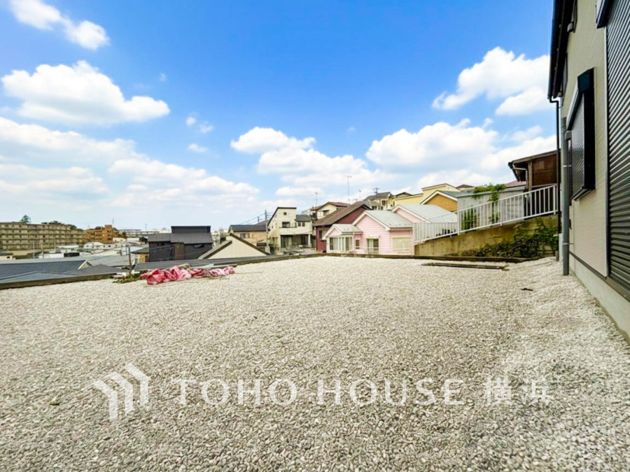 毎日の暮らしの中に癒しを与えてくれるお庭スペース。小さなお子様の遊び場にもちょうど良い空間です。ガーデニングで色とりどりの草花を綺麗に飾ればより一層華やかな空間になります。