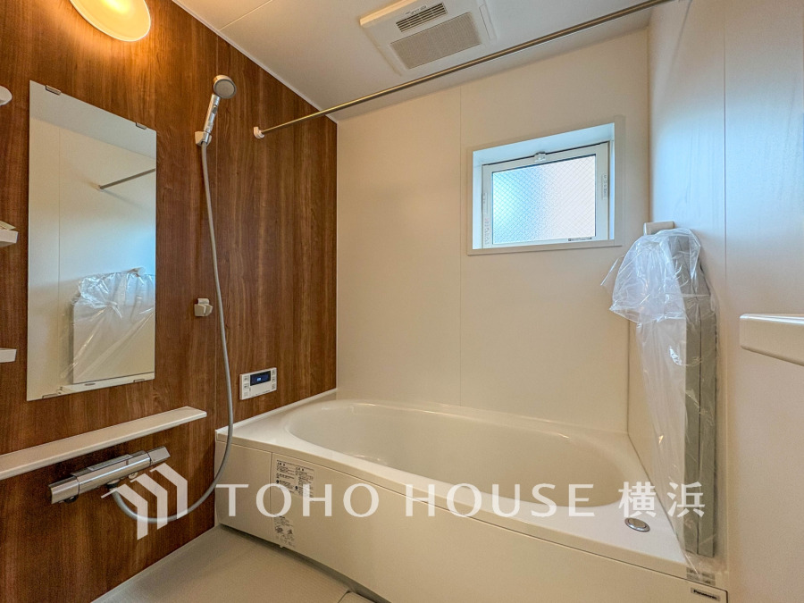 心地よいリラックスを叶える清潔感溢れる美しい空間。快適で機能的なバスルームです。
