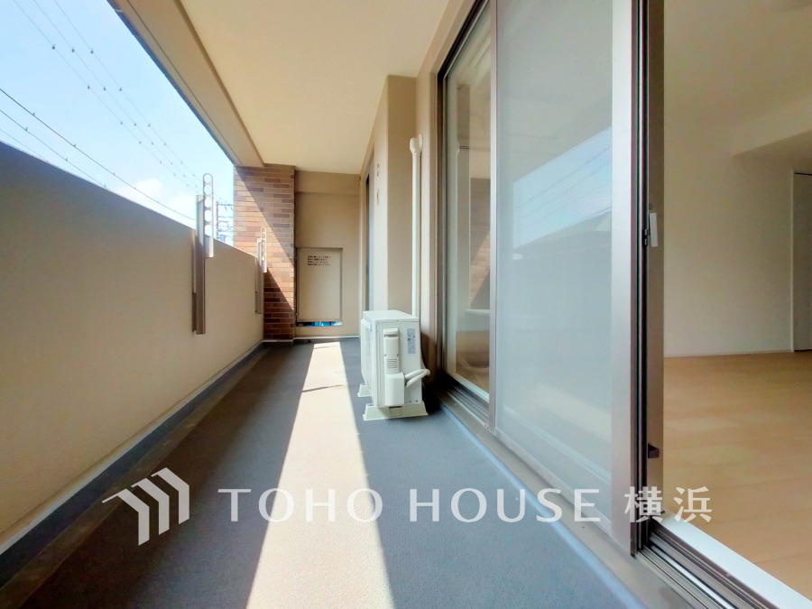 南西向きの明るいバルコニー。開放的な空間を演出しながら、プライベート性も確保された空間です
