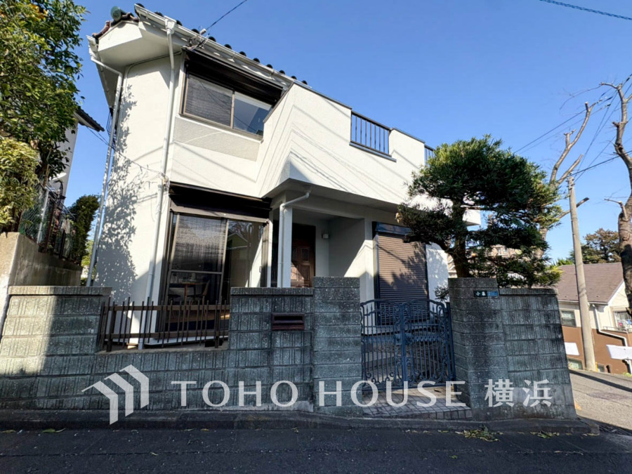 閑静な住宅街に佇む邸宅。桜の木が並ぶ穏やかな住環境で、春にはお花見も楽しめます。