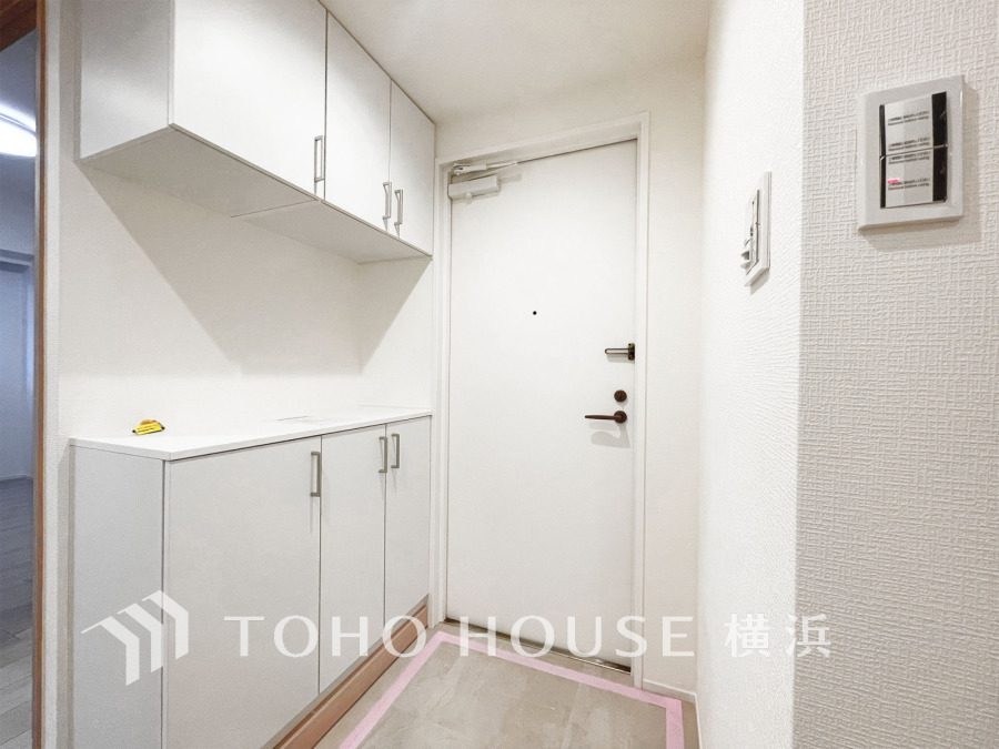 白を基調とした上質感漂う玄関と廊下。居住者の帰り、訪れる方を優しく迎える・安らぎに満ちた生活空間を予感させる。健やかな暮らしを楽しめそう。