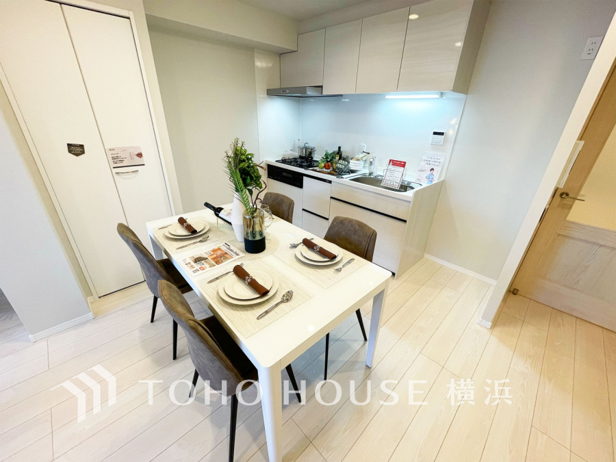 白を基調とした明るいキッチンとダイニング。収納も充実し、家族での食事が楽しくなる空間です。