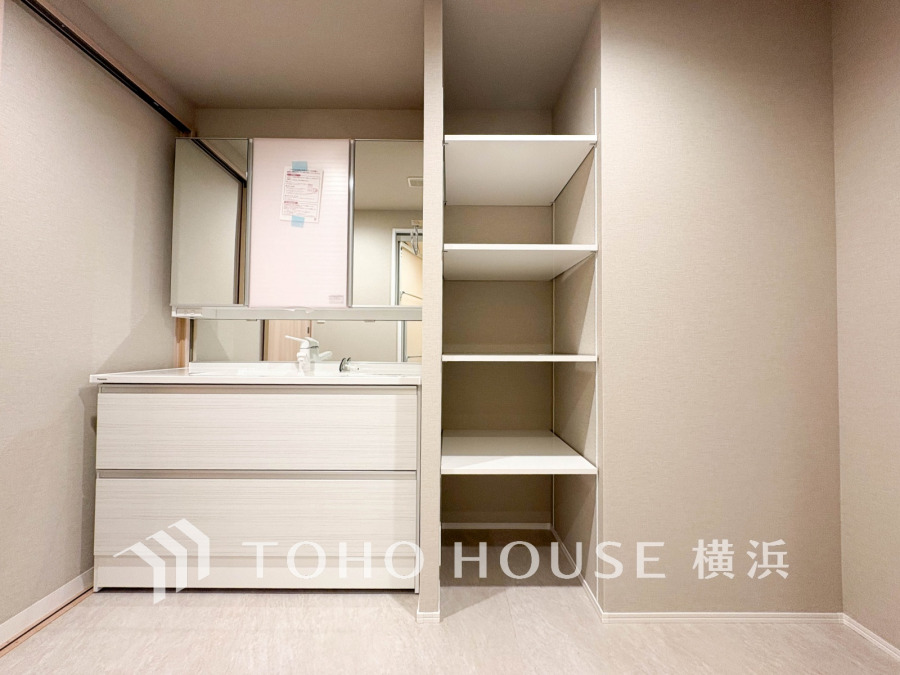 落ち着いた空間を演出するカラーと、ゆったり落ち着いてお使い頂ける広さが魅力のパウダールーム。居室からも独立しており、プライベート空間を保ちます。