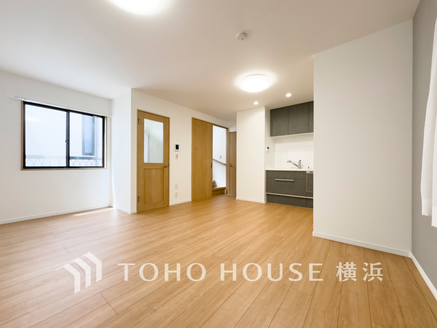 明るく開放的な空間が広がるLDK。室内には豊かな陽光が注ぎ込み、爽やかな住空間を演出。ホームパーティーでもゲストと一緒に料理を楽しみながら楽しい時間を過ごせそう。