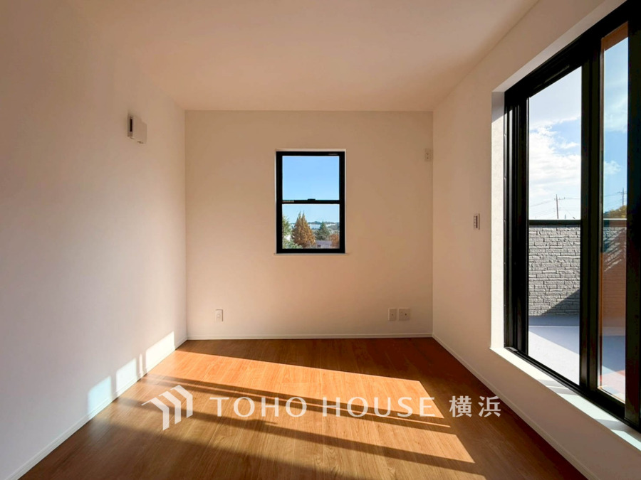 大きな窓からたっぷり光が差し込む明るい洋室。シンプルな内装で多彩な使い方が可能です。