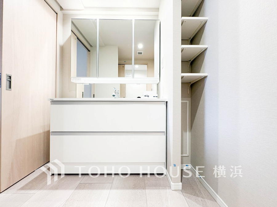 十分な大きさの洗面台は収納もさる事ながら、身だしなみチェックや歯磨きなど、朝の慌ただしい時間でもホテルライクなスペースで余裕とゆとりを感じて頂けます。