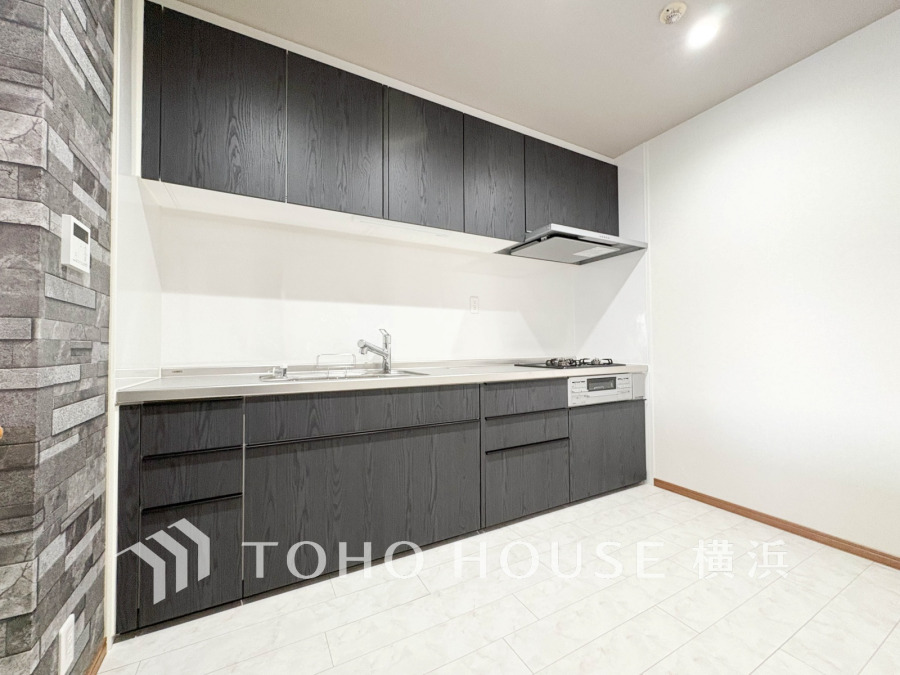 内装の主役でもあり、日常活躍する重要な水回りでもあるからこそ機能性・デザイン性に力を入れております。お手入れのしやすいシステムキッチンを採用しております。