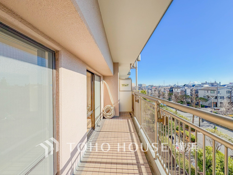 陽当たり良好で開放感あふれるバルコニー。伸びやかな眺望広がる快適なアウトドアスペースです。