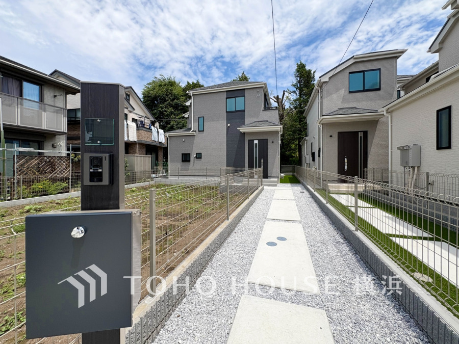 住む人を映し出す洗練された佇まいは、いつまでも輝き続けながらいつしか街の風景に溶け込んでいきます。