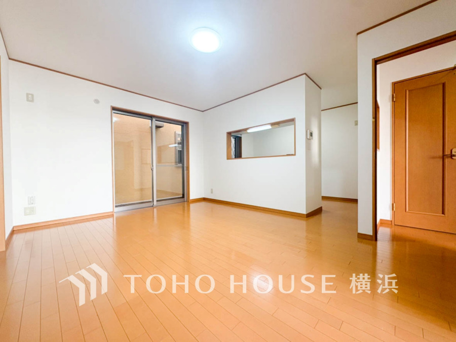 光と風があふれる開放的なリビングダイニングには自然と家族みんなが集まってきます。明るく穏やかな空気のなかで飲んだり、食べたり、笑ったり。