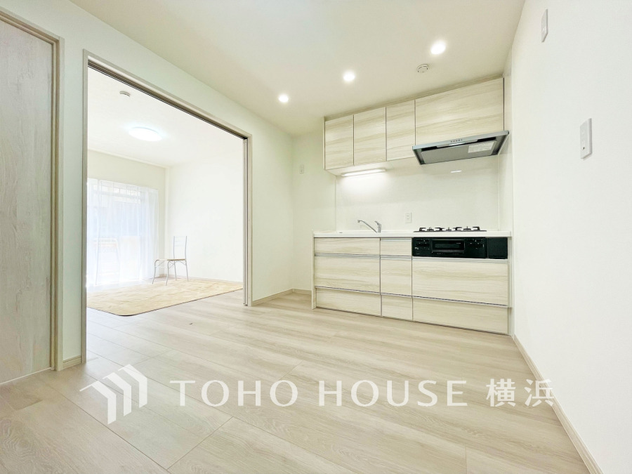 開放的なオープンキッチンはリビングとの一体感のある明るい空間。
