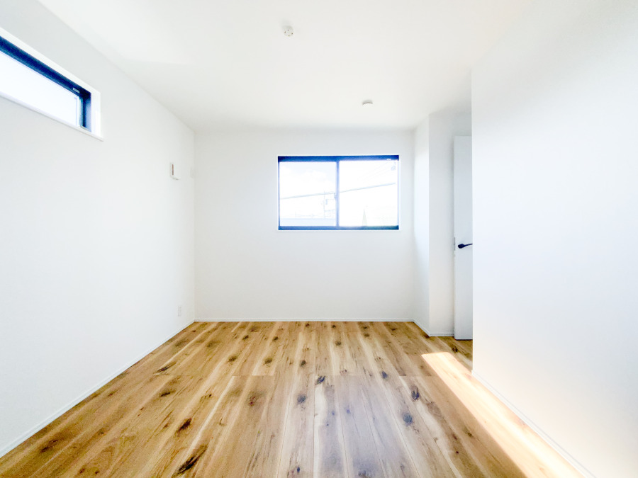 大きな窓からは快適な光を取り入れ、通気性能を上げる事で居心地の良い空間を演出します。多くの時間を過ごす住まいだからこそ、いつも快適な場所であるように心掛けています。