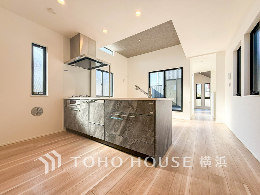 機能性とデザイン性を兼ね備えたシステムキッチン。リビングとの一体感も考慮され、美しい空間が実現。
