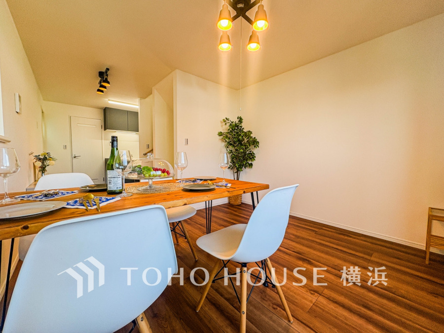 温かみのある木目フローリングと白を基調としたシンプルな空間が、落ち着いたダイニングを演出しています。