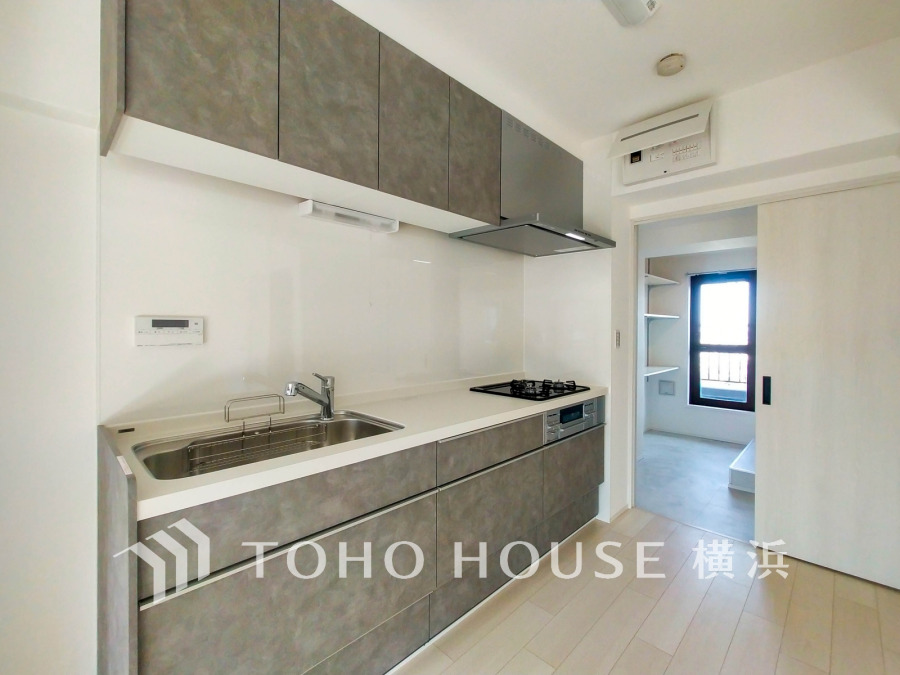 新規交換された清潔感溢れるキッチン。大型パントリーが隣接しています。
