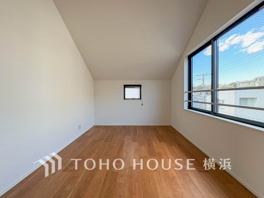 採光もアクセントの一つとして。プライベートルームにはやさしい光が射し込んでいて、この明るい好みの空間で読書をしたり、音楽を聞いたりと一人の時間も充実したものにできます。