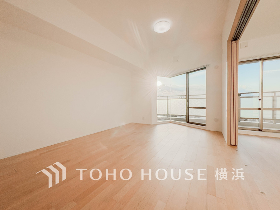 リビングに隣接した洋室の引き戸を開け放して空間を共有しながら開放的に使うこともできます。