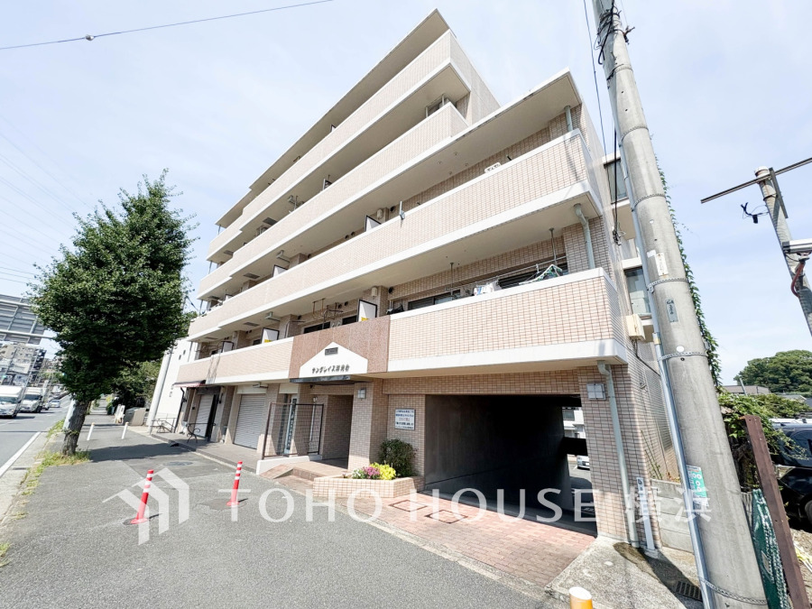 時代の流れに惑わされないシックなカラートーンで街並みに溶け込む外観は、主張し過ぎず、また平凡になり過ぎず絶妙なコントラストで輝きを放ちます。