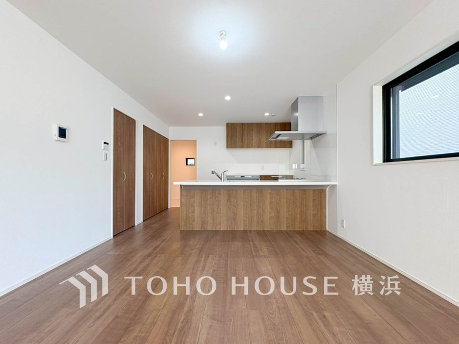 光と風があふれる開放的なリビングダイニングには自然と家族みんなが集まってきます。明るく穏やかな空気の中で飲んだり、食べたり、笑ったり。