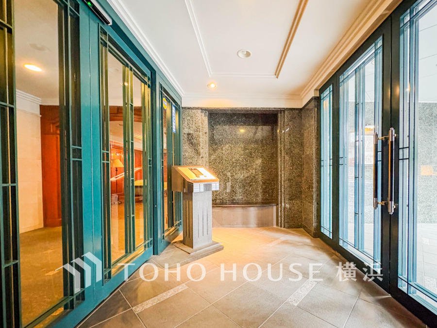 エントランスは毎日の行き帰りで使う大事な空間です。明るい基調で華やかなデザインなので、毎日も気持ちよく、またご友人なども素敵に迎え入れられます。