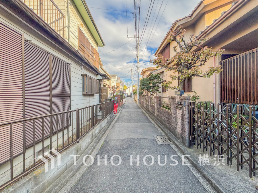 忙しく過ぎゆく日常を置き去るほど、ゆったりした時間が流れる住環境。『快適』は「家」と「街」と「環境」が調和した時に訪れるだと改めて感じさせてくれます。（2025年11月撮影）