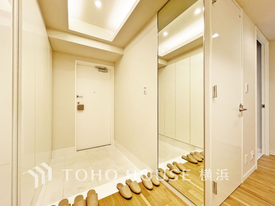 上質感漂う玄関と廊下。居住者の帰り、訪れる方を優しく迎える・安らぎに満ちた生活空間を予感させる。健やかな暮らしを楽しめることでしょう。