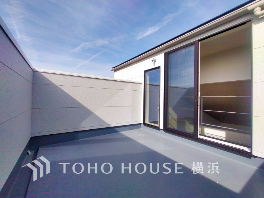 明るく開放的なルーフバルコニー。プライベート空間でゆったりとした時間を過ごせます。