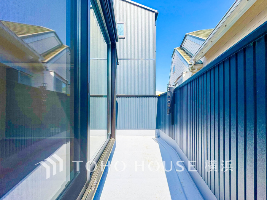 たっぷりの陽光が差し込むバルコニー。健やかな暮らしを守る太陽の恵みを存分に享受できます。爽やかな風と暖かな陽射しが紡ぐハーモニーが日々の暮らしのBGMになることでしょう。