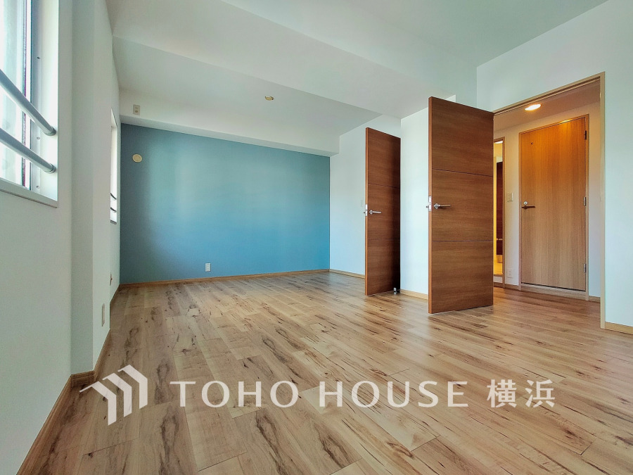 洋室は、仕切りを設けて2部屋にすることもできます。ライフスタイルにあわせてフレキシブルに利用可能な間取りです。