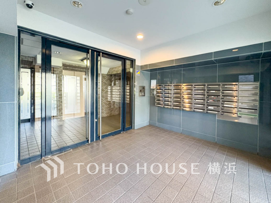 エントランスは毎日の行き帰りで使う大事な空間です。明るい基調で華やかなデザインなので、毎日も気持ちよく、またご友人なども素敵に迎え入れられます。 