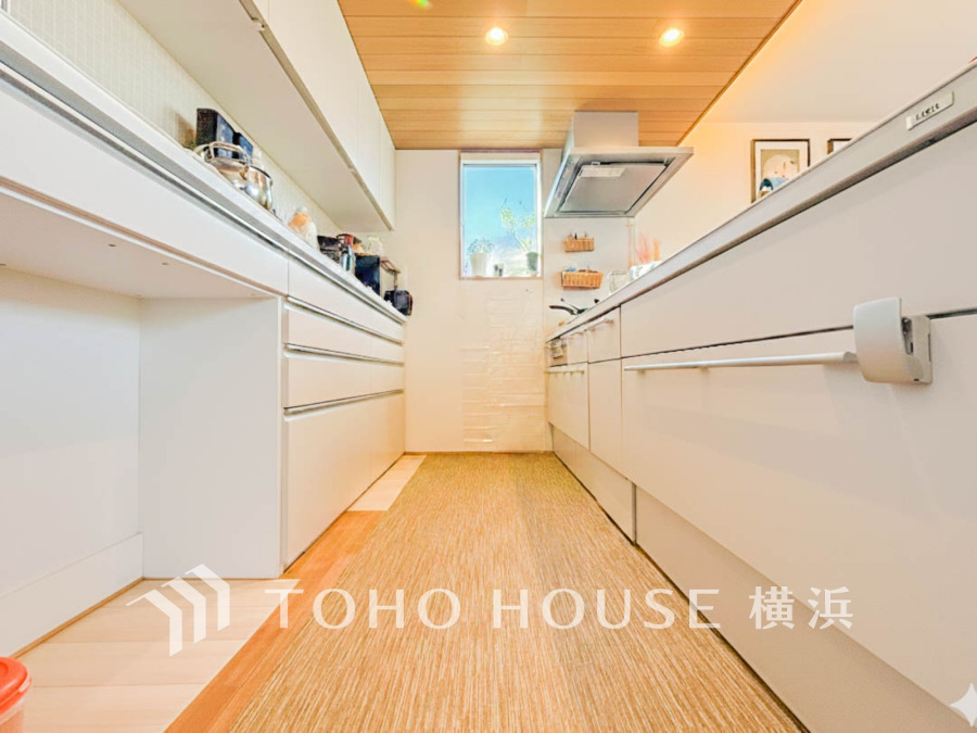 誰もが使いやすいデザインにこだわったキッチン。プライベートスペースを彩るインテリアとしての美と、快適な日常を支える機能性と強さがひとつになったキッチンです。（AI加工しています）